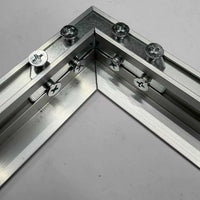Detail van aluminium plafondframe voor hexagon LED systeem
