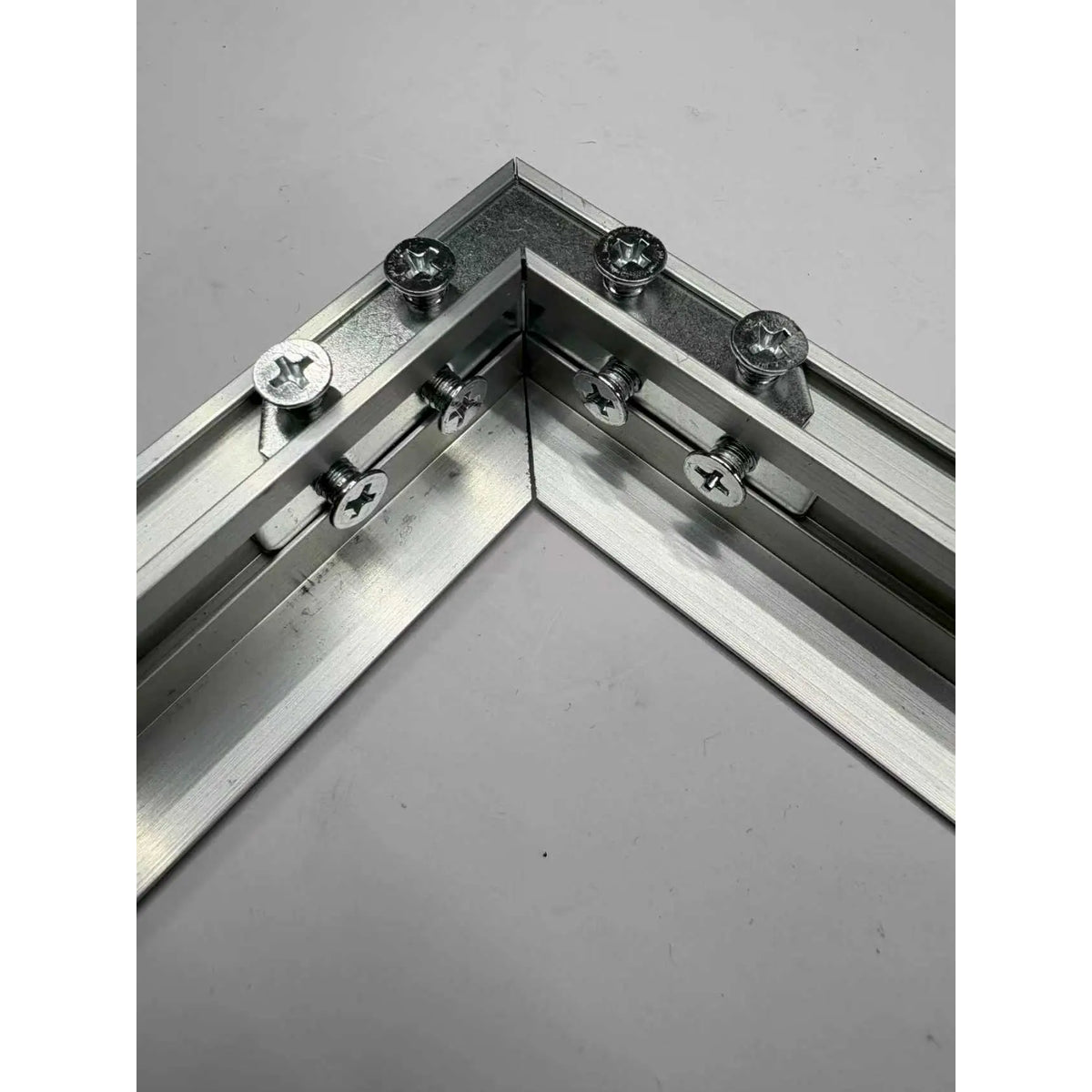 Detail van aluminium plafondframe voor hexagon LED systeem